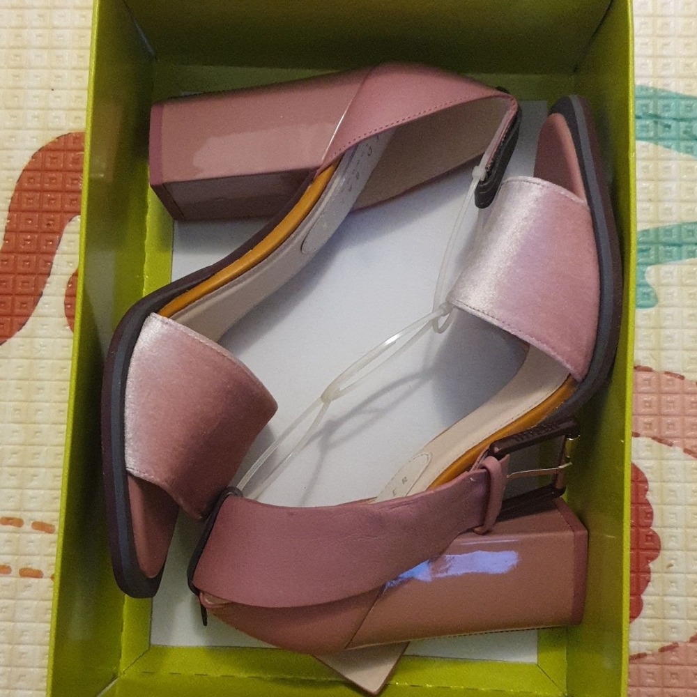 Sandals - Picture 2 of 3
